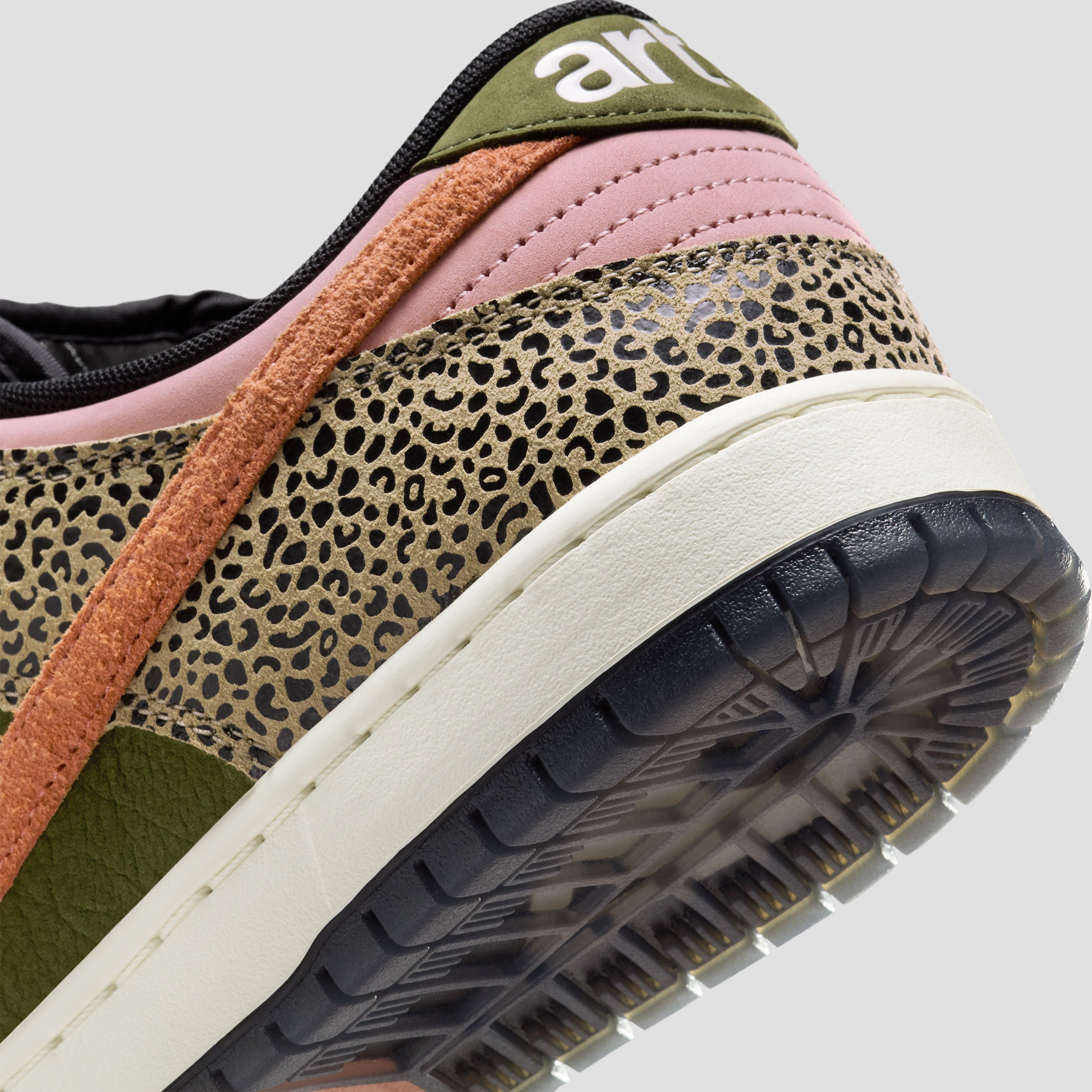 Nike SB Dunk Low Pro Skate Shoes Khaki / Amber Brown / Rough Green / Rust Pink
